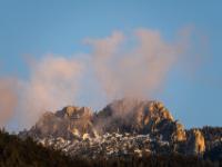 Wolkenschwaden umtanzen am Abend die Kampenwand Westflanke